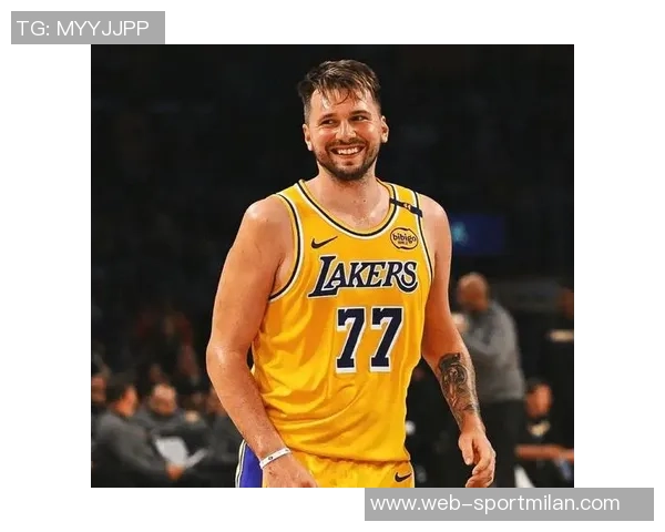 东契奇背打博格丹遭遇撞击疑似小腿受伤引发关注 东契奇背打博格丹遭遇撞击疑似小腿受伤引发关注